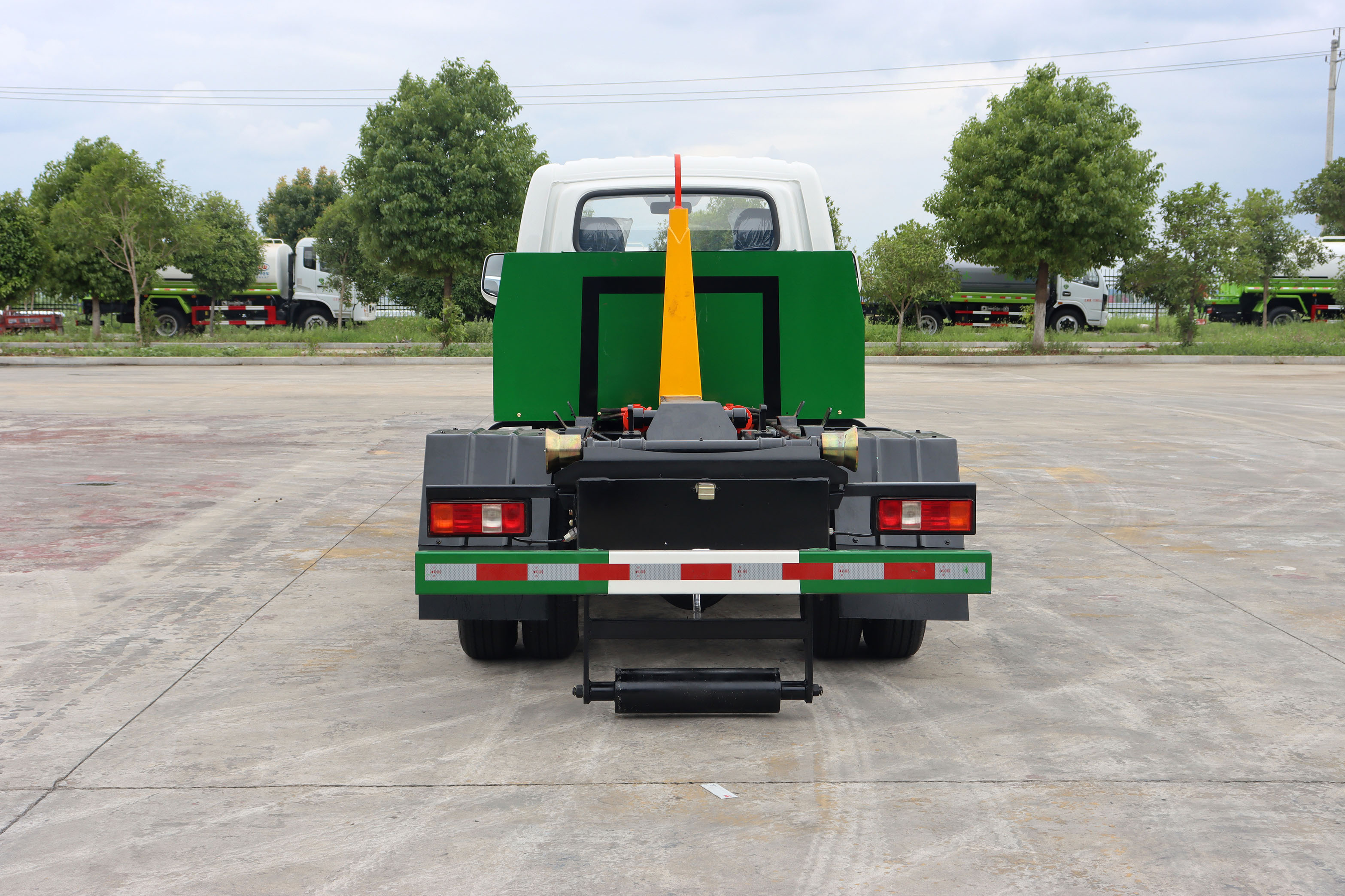 2.5方東風(fēng)華神純電動(dòng)車廂可卸式垃圾車圖片5